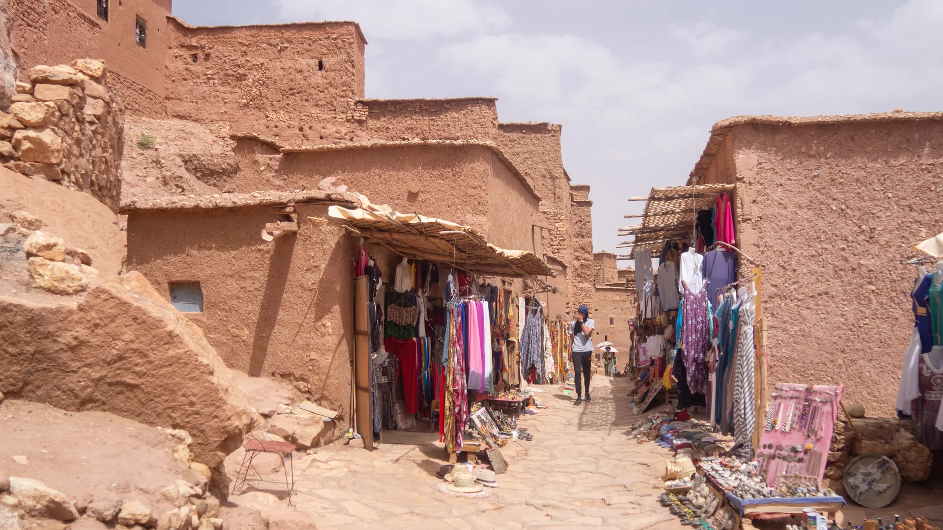 Jordkasbaherne i Aït Benhaddou, der rejser sig over dalen, Marokko