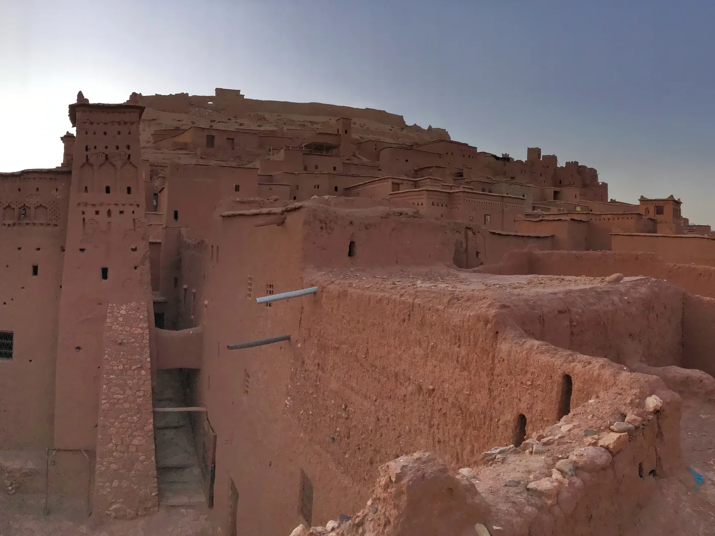 En jordklædt gyde mellem kasbaherne i Aït Benhaddou